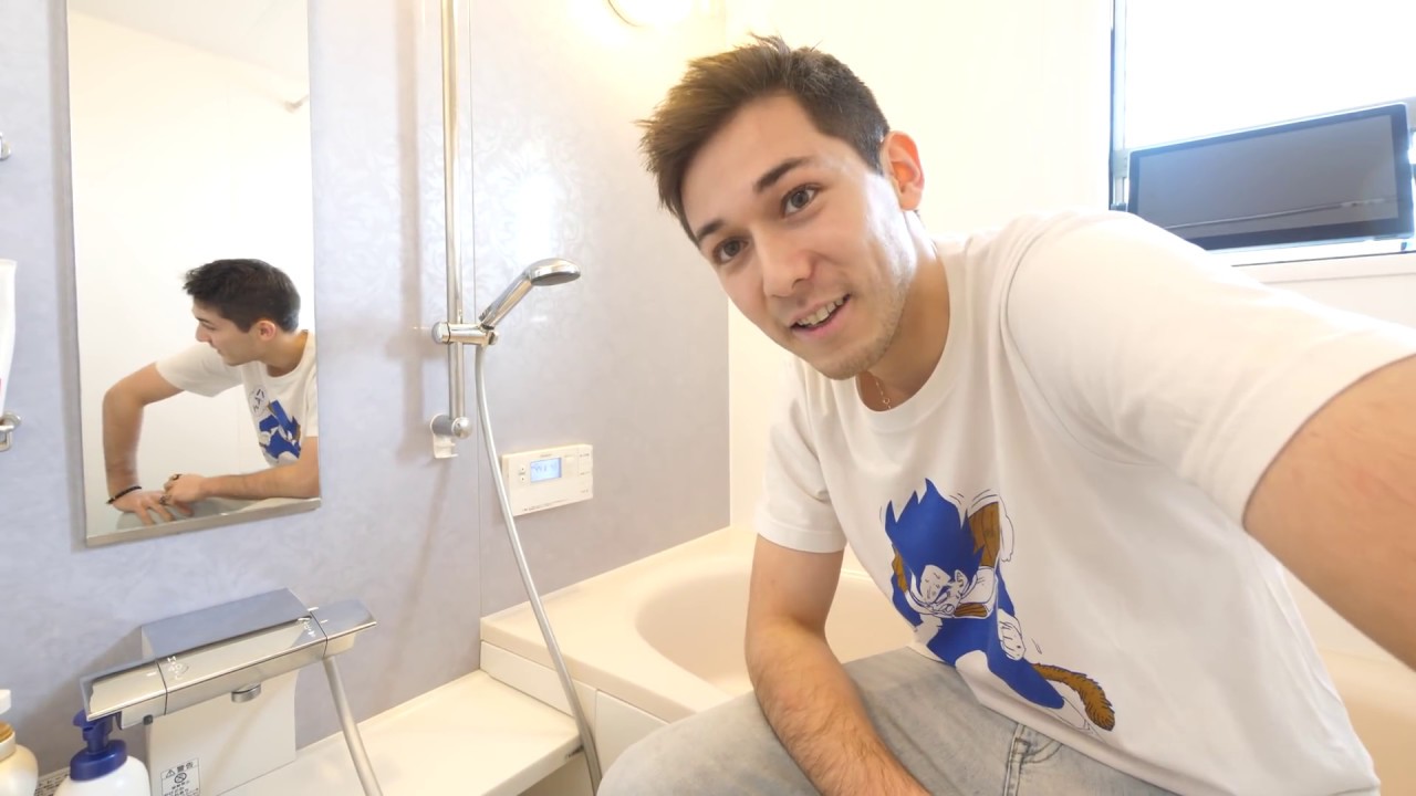 DANS UNE SALLE DE BAINS JAPONAISE