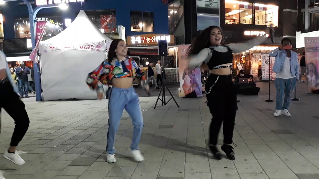 FANTASTIC GIRLS🤩 FROM CALIFORNIA ARE ENJOYING EXCITING BUSKING WITH HAPPY AUDIENCE. SO TOUCHED.
