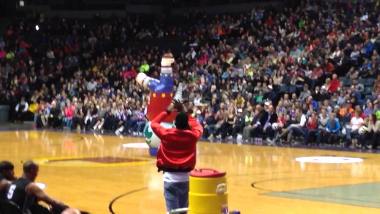 Harlem Globetrotters I Get Knocked Down Flop Dance