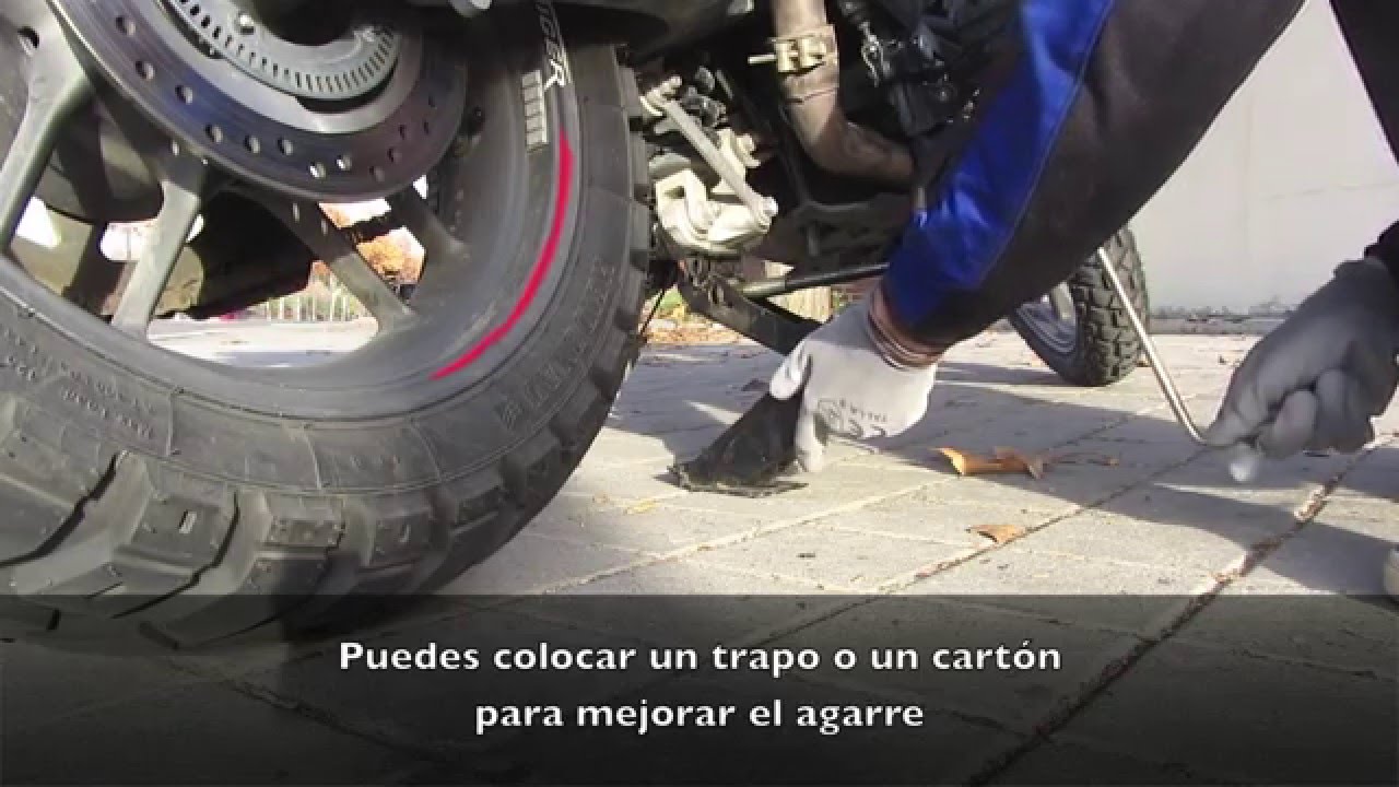 Cómo levantar la moto sin caballete. Rueda delantera o trasera - www.vidaenmoto.es