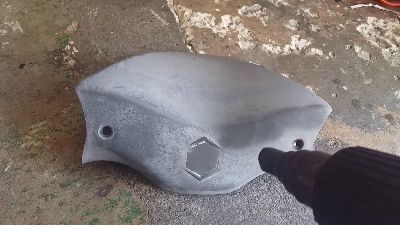 Rénover des plastiques avec un décapeur thermique.