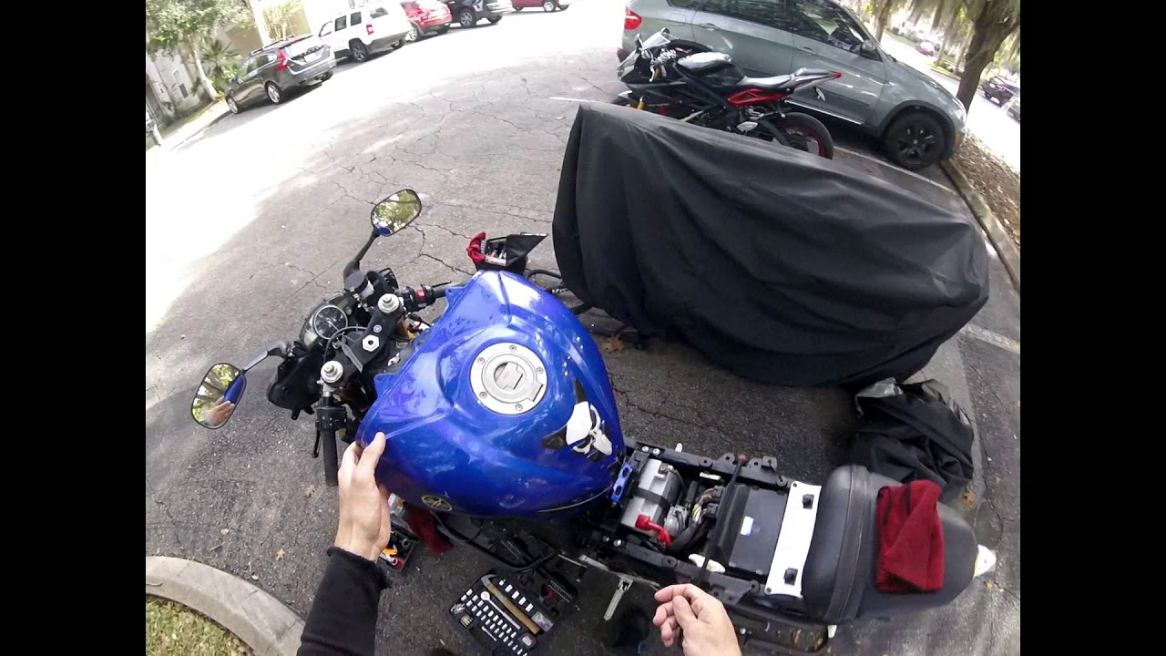 2007 Yamaha R6, changing the spark plugs part#1