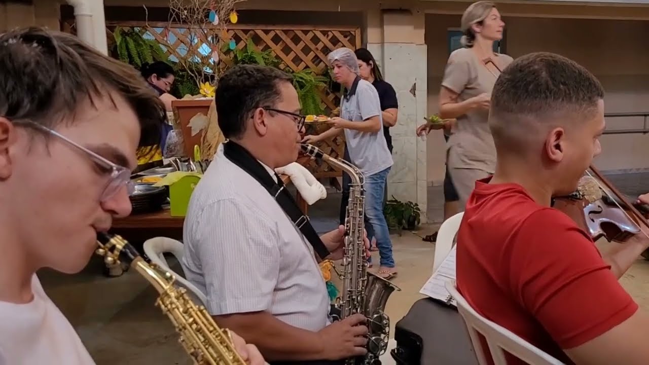 MÚSICOS VISITAM ASILO E A ALEGRIA TOMA CONTA (CCB)