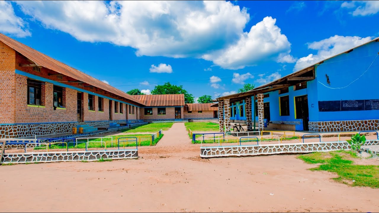 LYSABO DÉFILÉ DES ÉLEVÉS AVEC LES ENSEIGNANTS LYCÉE SALONGO DE BOKORO