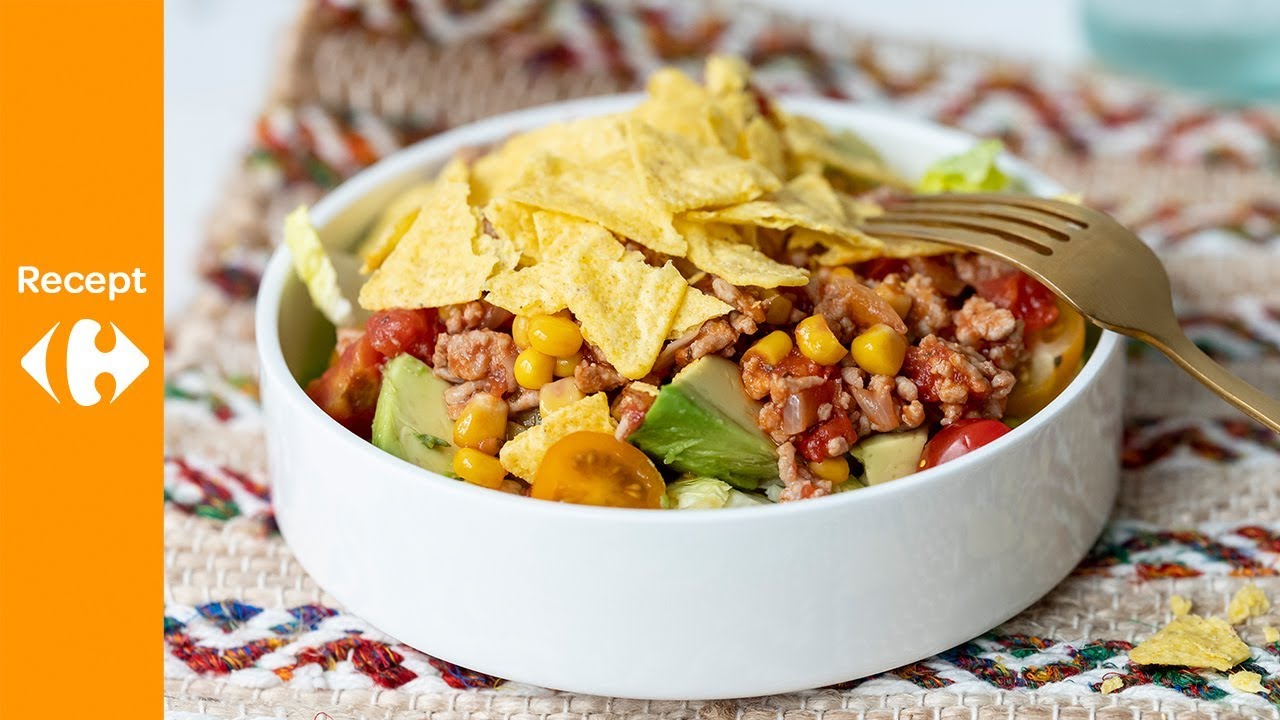 Mexicaanse salade met avocado, gehakt en tortillachips