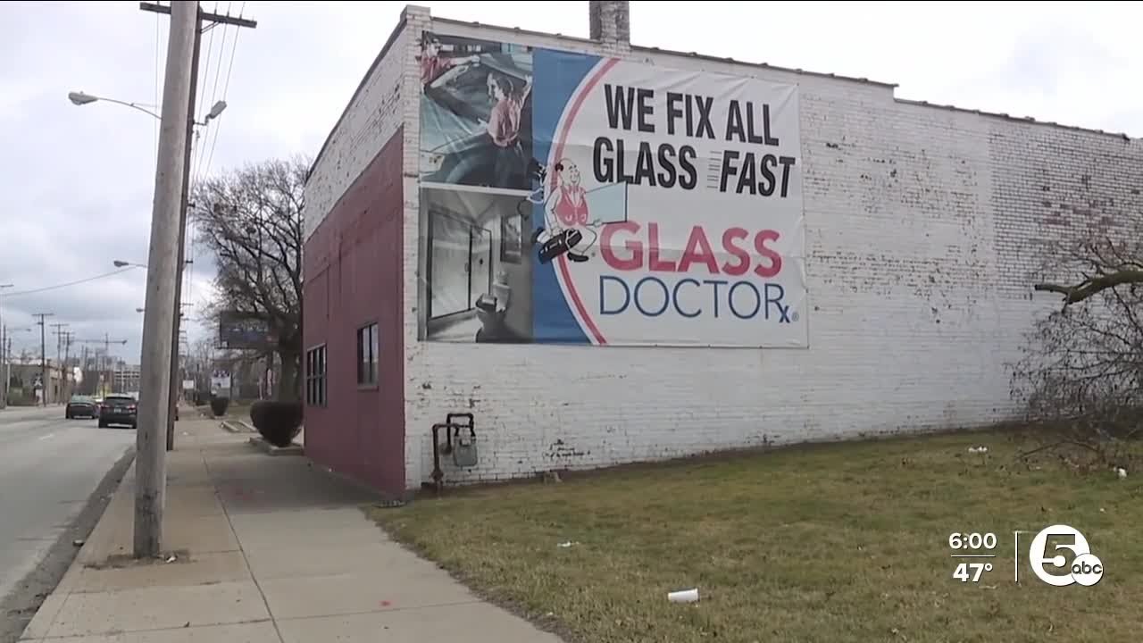 Glass company breaks promises, customers say; owner apologizes