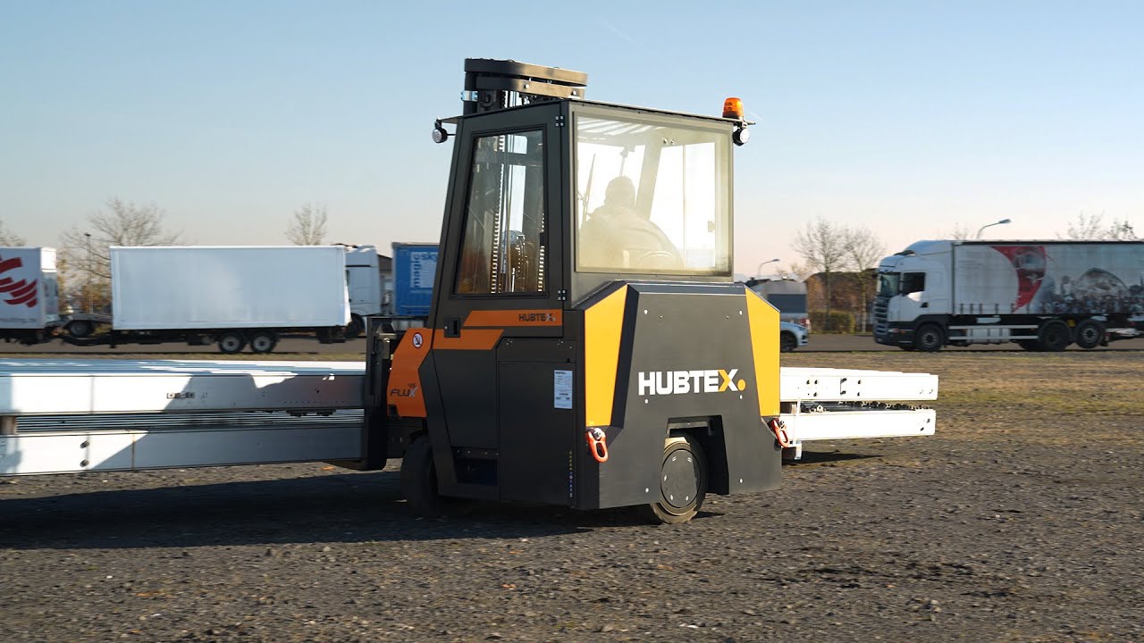 FLUX 45 Forklift drives on gravel | HUBTEX