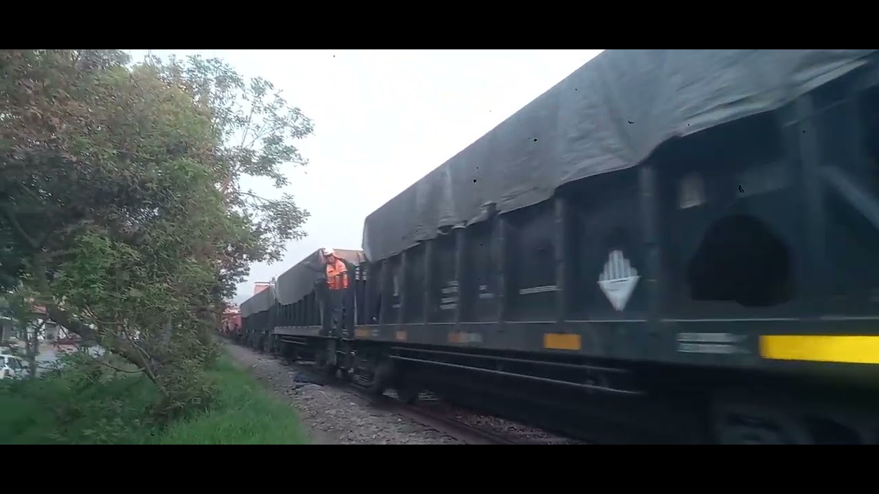 LOCOMOTORAS GE C41-8W 1037 Y EMD JT26CW-2B 702 RUMBO AL CALLAO