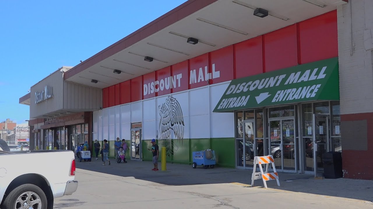 Temor al desalojo hace que locatarios de Discount Mall en La Villita se organicen.