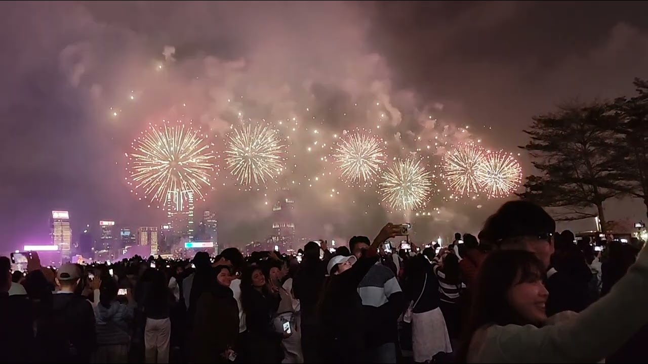 Фейерверк в честь китайского Нового года, 18 февраля 2026 года.