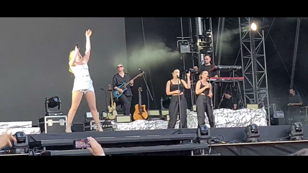 ZARA LARSSON 3