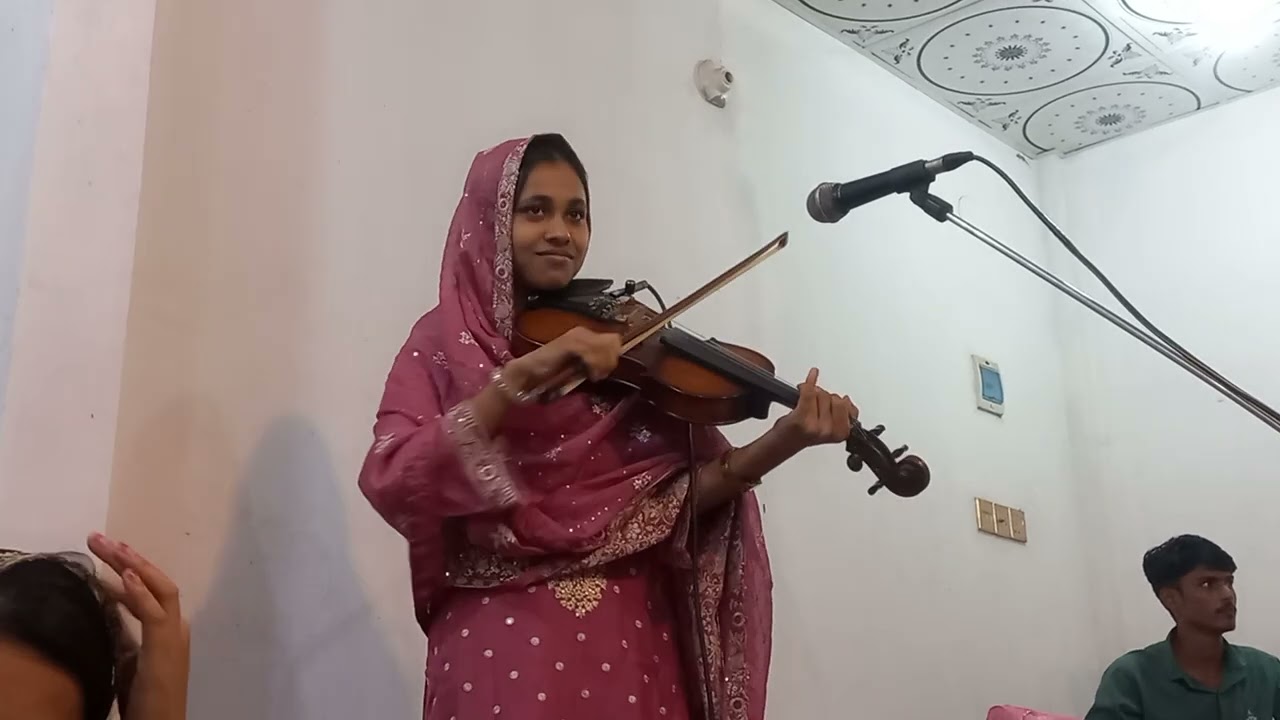 মুখে নয় বেহেলা দিয়ে এই গান গাচ্ছেন শিল্পী নুপুর।