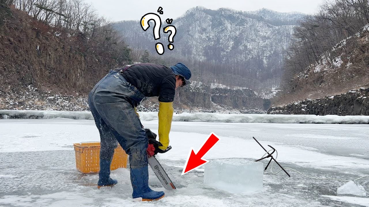 얼음 두께만 30cm! 한겨울 꽁꽁언 얼음아래 묻혀있는 대형통발속엔 뭐가 들었을까?