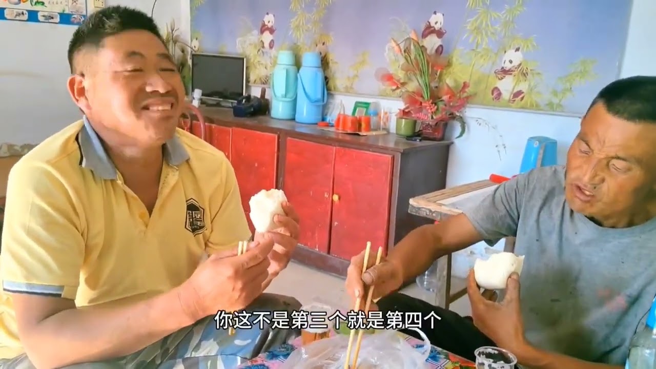峰今天肯定吃饱了，每个人生活的方式不一样，这也许是农村人最底层的生活，干点零活挣点生活费。#我的乡村生活 #原创视频 #记录农村真实生活