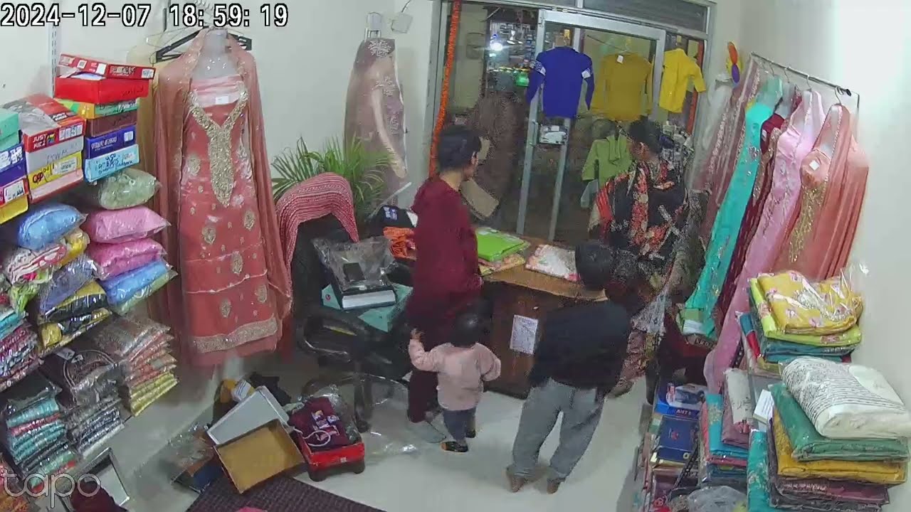 CCTV कैमरे में हुई रिकॉर्ड कपड़े की दुकान में हुई चोरी अशोक विहार फेस3 गुड़गांव