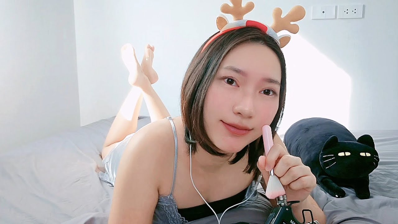 ASMR Ear Cleaning Brush 🖌 From Ear To Ear 🦻