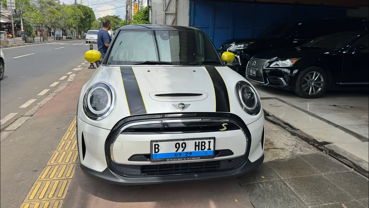 Mini Cooper SE di Arjuna Motor Jatiwaringin