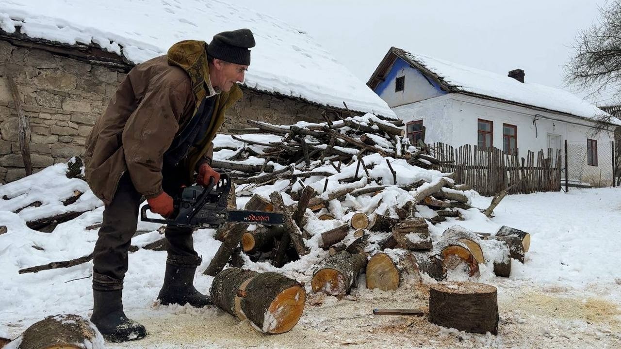 The Quiet Life of a Grandfather: Solitude in a Mountain Village 🌄