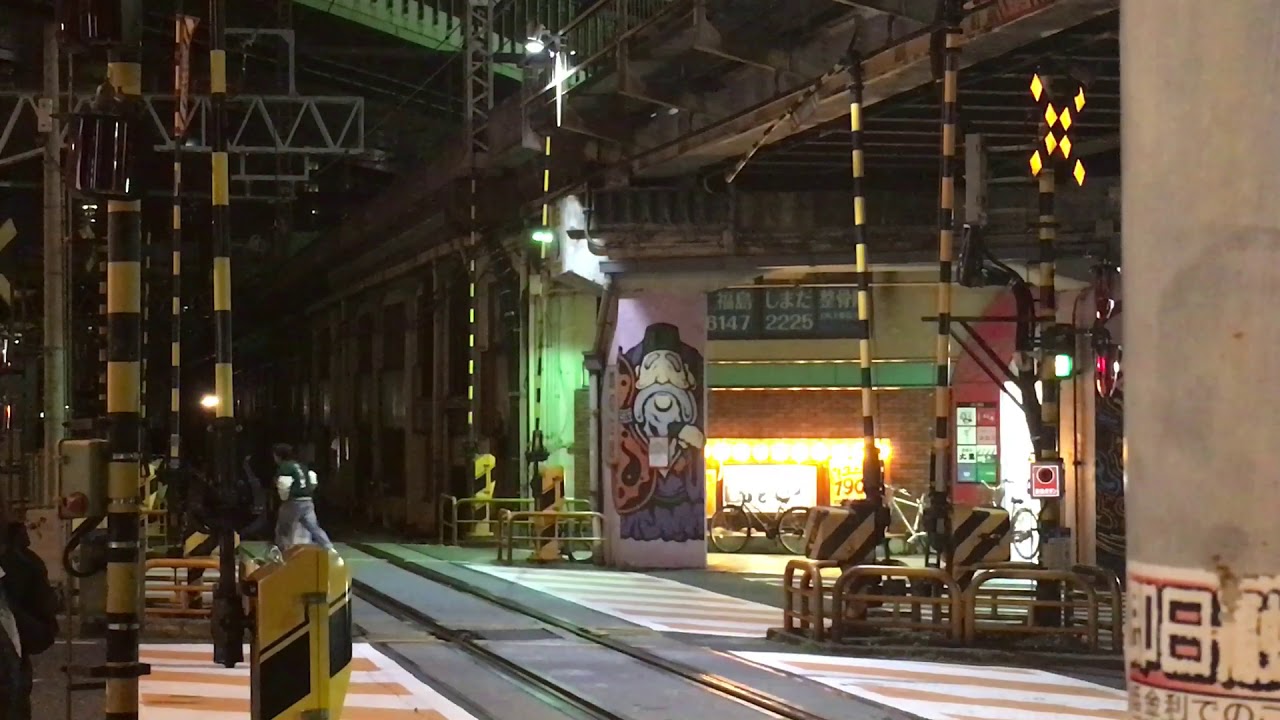 浄正橋踏切を通過する快速電車