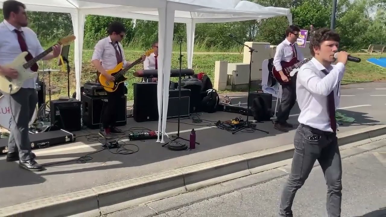 Loneliness - Red Curtains (Live at Scènes en Seine)