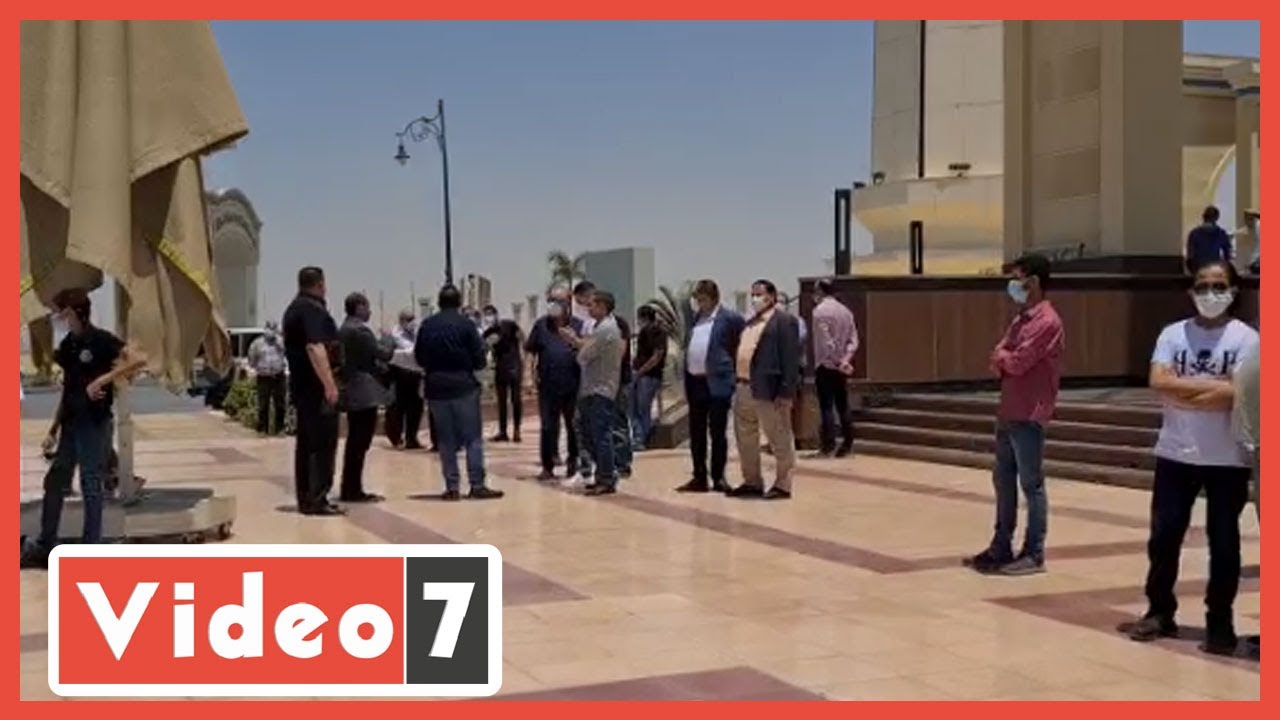 نجوم الفن يصلوا لأداء صلاة الجنازة على الفنان سمير غانم بمسجد المشير وسط إجراءات احترازية