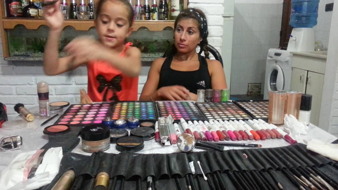 Niña de 7 años maquilla a su madre