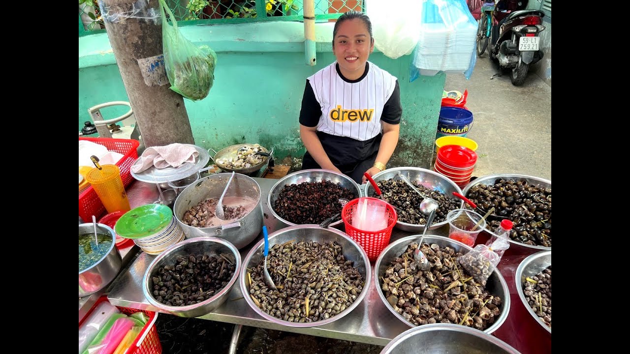 Hàng ốc luộc 10k khách chen nhau nhộn nhịp trong hẻm nhỏ Sài Gòn
