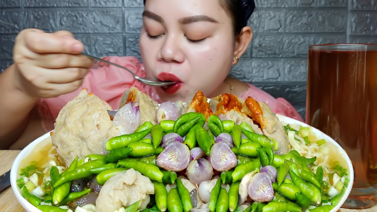 Hujan Hujan❗ Makan bakso beranak cabe rawit bawang merah pake mie Mukbang