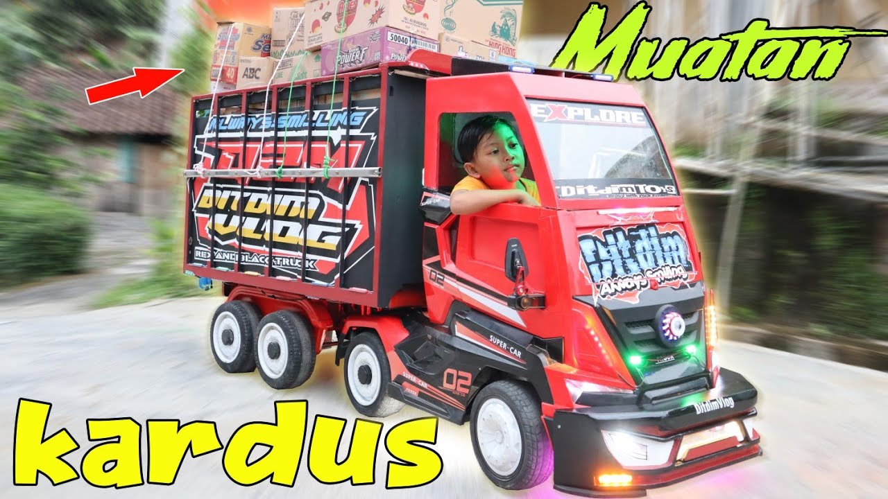 truk dimas muat kardus dan tes lampu bemper malam hari