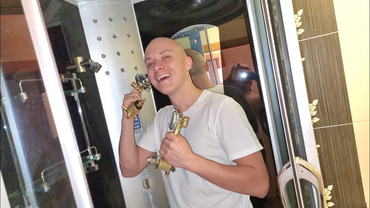 Мастера на час меняют смеситель на душевой кабине