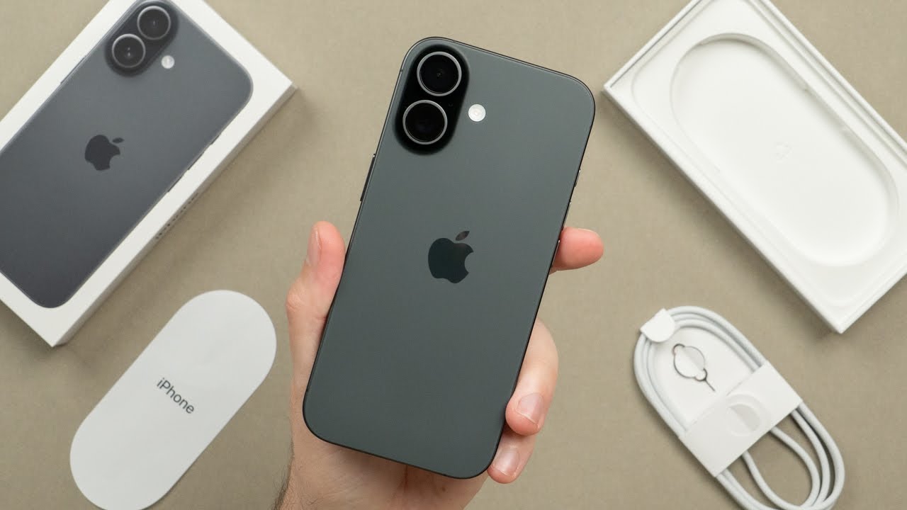 Распаковка и первый обзор iPhone 17: недооцененный король!