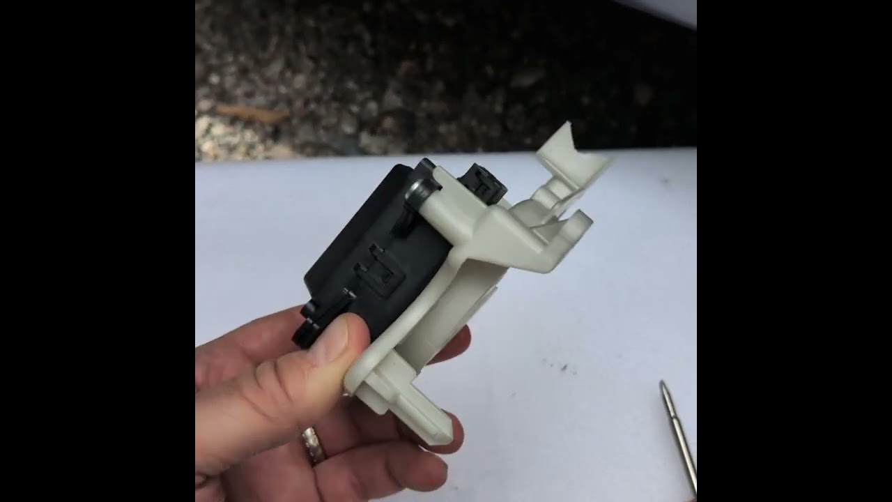 Replacing servo blend door actuator on Lexus GX460