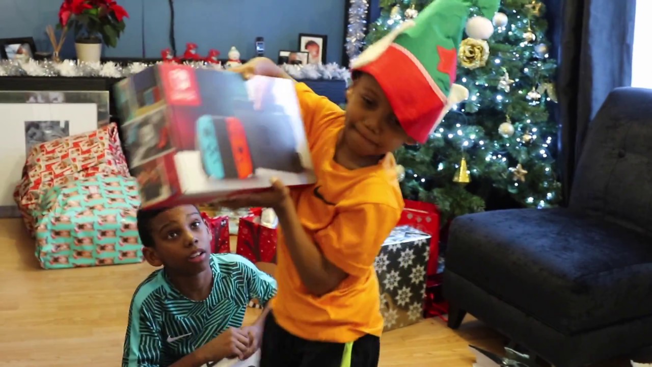 CHRISTMAS DAY OPENING PRESENTS