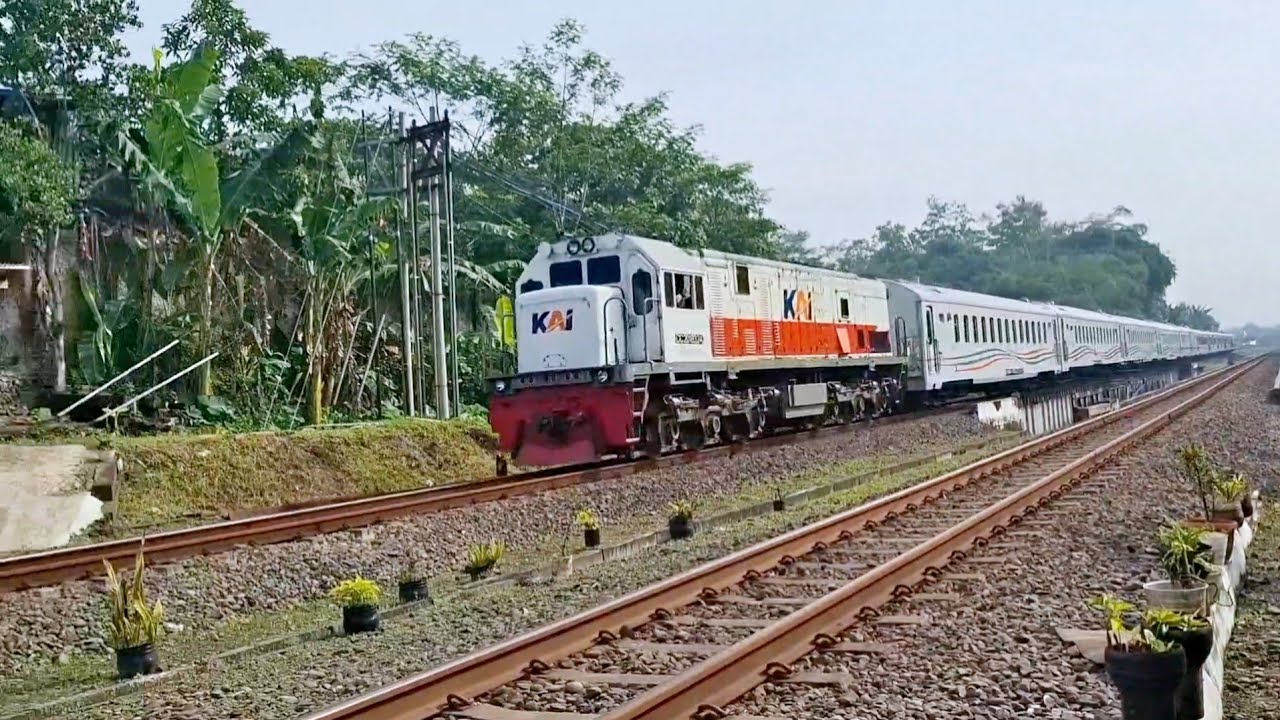 KERETA API PANJANG‼️ HUNTING KERETA API NGEBUT DI PERLINTASAN MENIKUNG