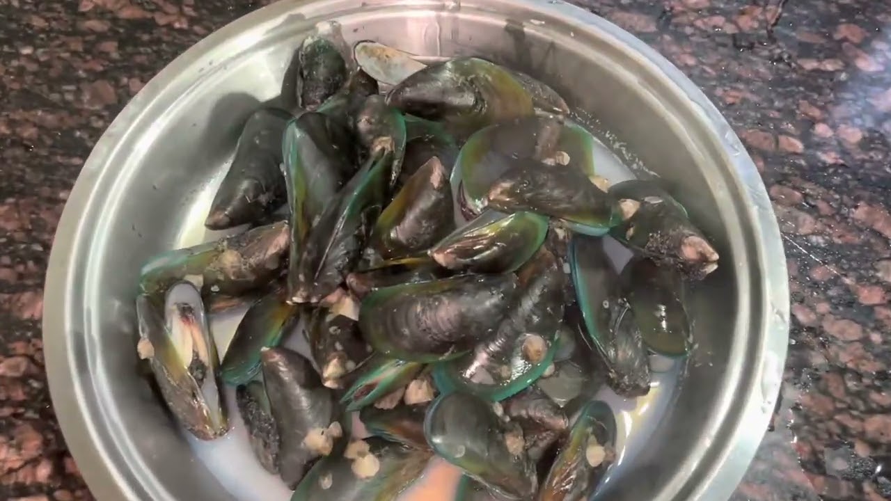 गोव्यातील प्रसिद्ध शिनान्याचा (हिरव्या शिंपल्या) कालवणं | Green Mussels Recipe