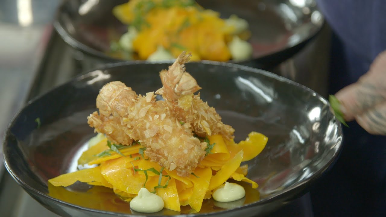 Langoustines en tempura, avocat fumé et carpaccio potimarron