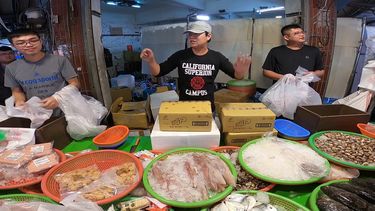 老闆不在家 拔辣後面拖出來卯起來亂賣 新營市場成功街29號 士官長海鮮叫賣 海鮮拍賣 叫賣哥 seafood auction