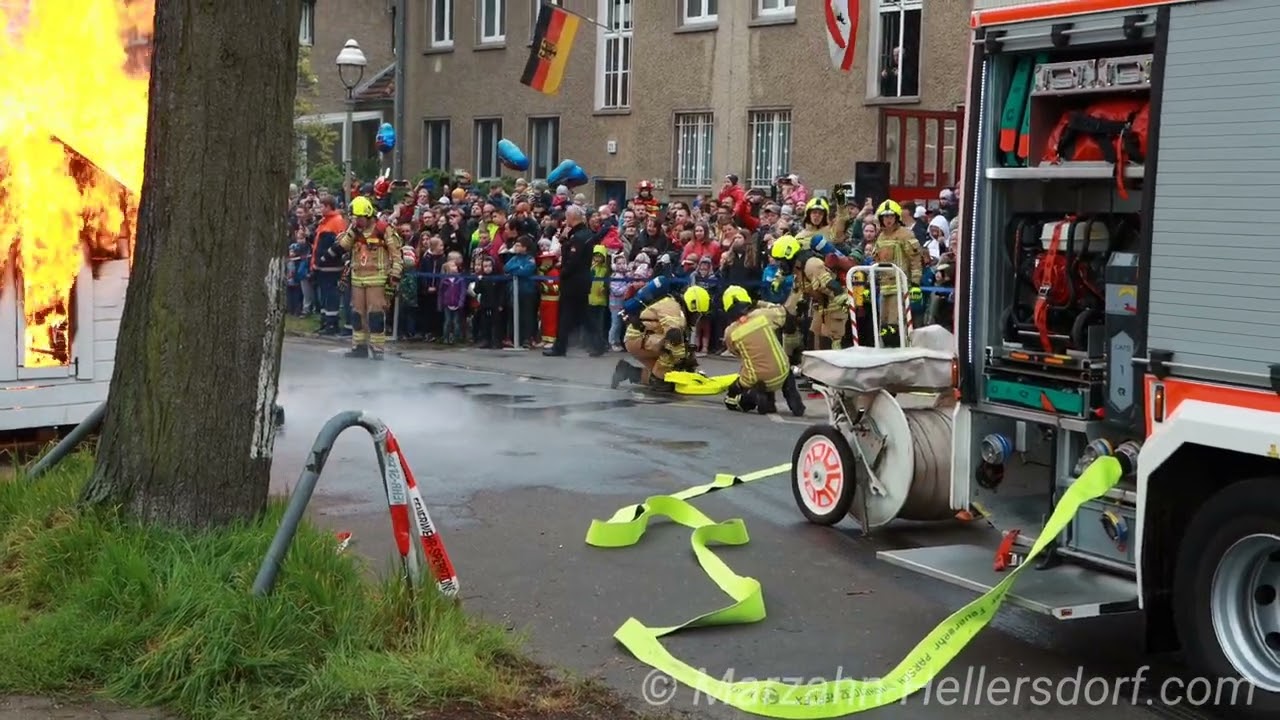 Freiwillige Feuerwehr Kaulsdorf - Tag der offenen Tür - Simulation Hausbrand mit Personenrettung