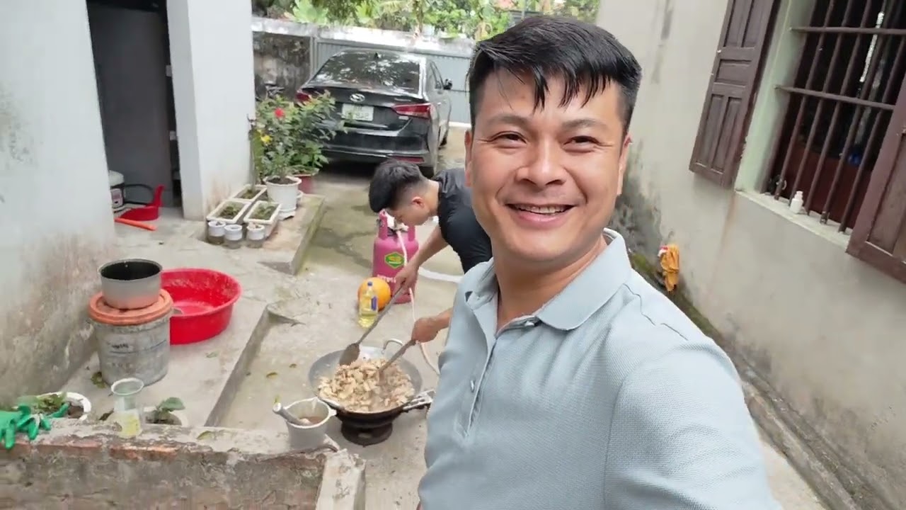 Về quê ăn Tết thôi mà đàn gà nó ghét 