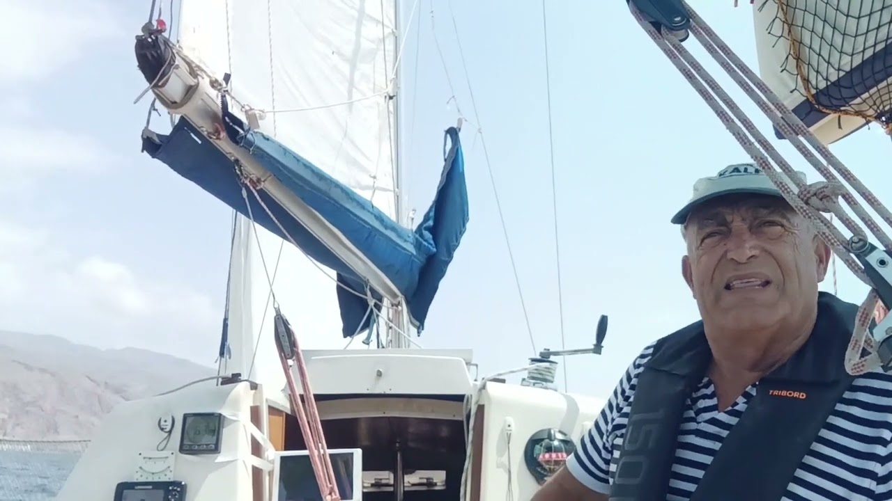 Desplazarme a la proa del velero, sin utilizar el arnés sujeto a las líneas de vida.