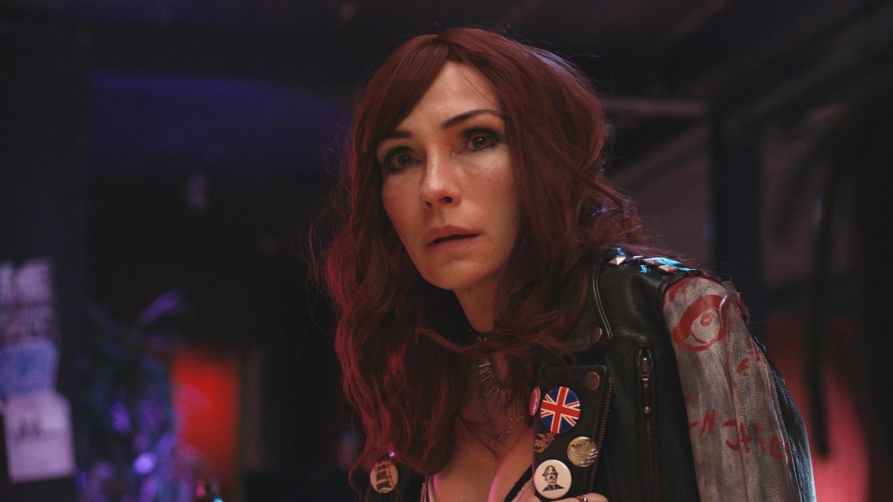 Famke Janssen prowadzi klub, w kt&oacute;rym znikają dziewczyny. Mysz z kumplem badają sprawę! Lektor PL