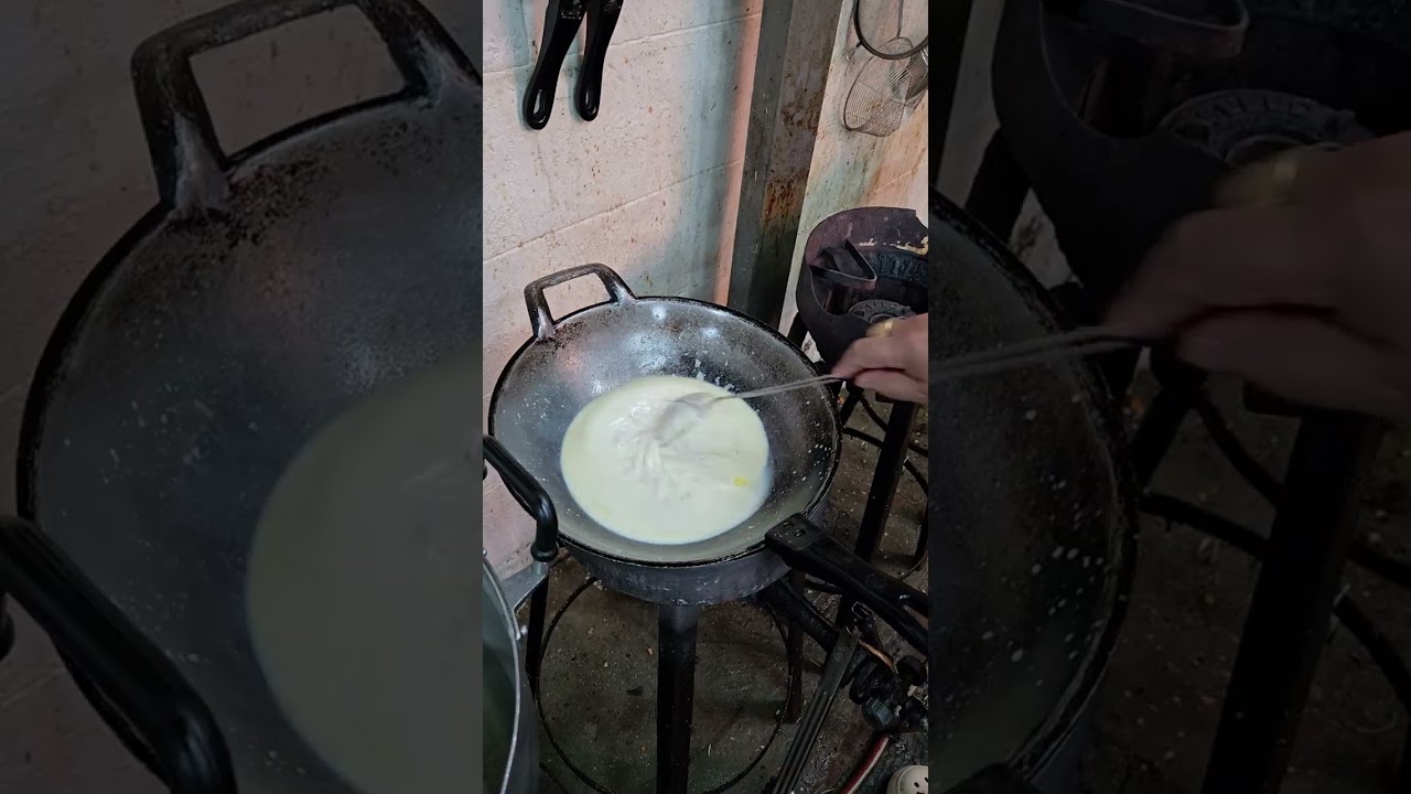 Приготовление крем-супа в тайском кафе