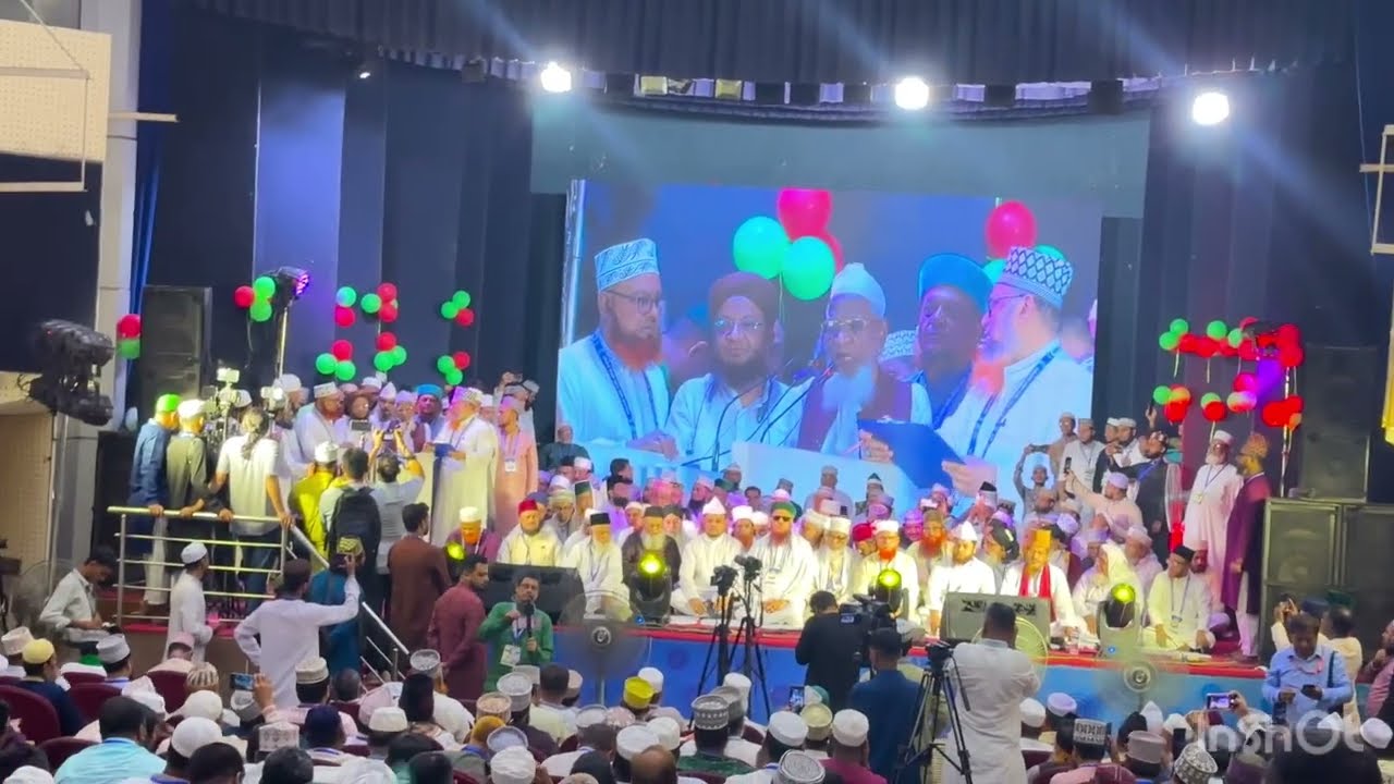 আহলে সুন্নাত ওয়াল জামা'তের জাতীয় কাউন্সিলে আল্লামা সাহেব কিবলা সিরাজনগরী ও মুফতি শেখ শিব্বির আহমদ। 