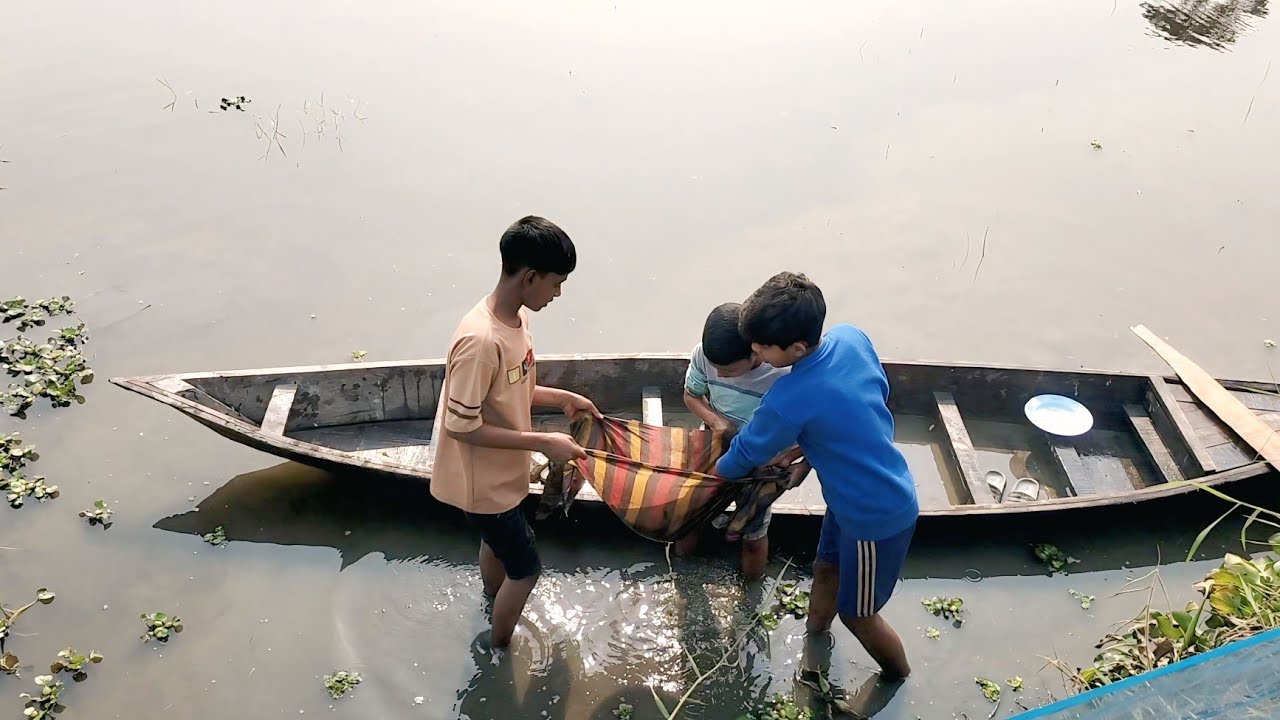 গ্রামের ছোট ছোট বাচ্চা পানা পুকুরে মাছ ধরছে || Young village children catch fish in the pond 