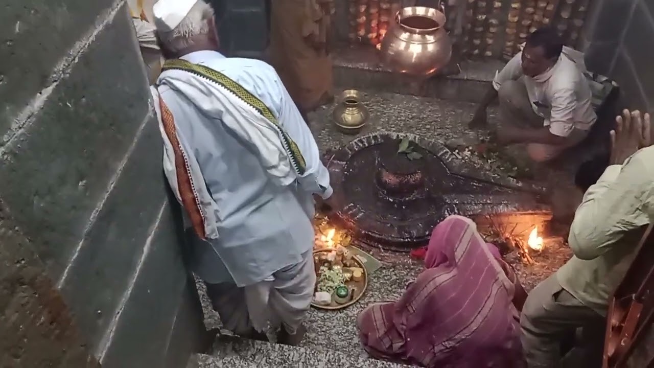 महादेवा ची पुंज करताने हर हर महादेव 🌺🌺🙏