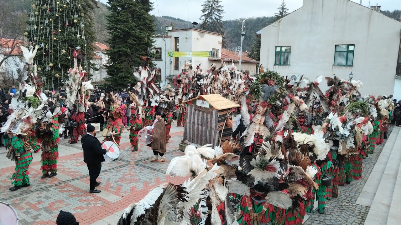 Zapadno.com: Сурвакарската група на село Садовик на фестивала 