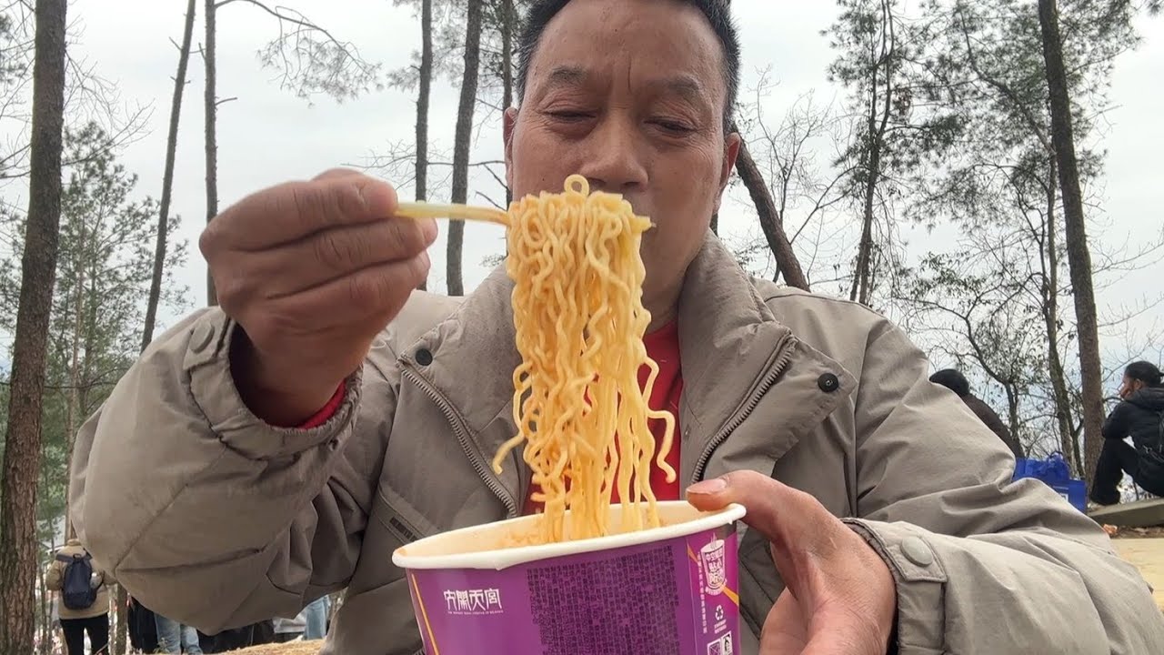 过生日登高，山顶上吃一桶泡面，人多好热闹！