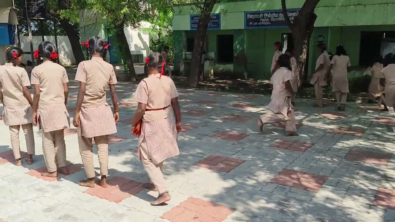 அரசு பள்ளி மாணவிகள் 