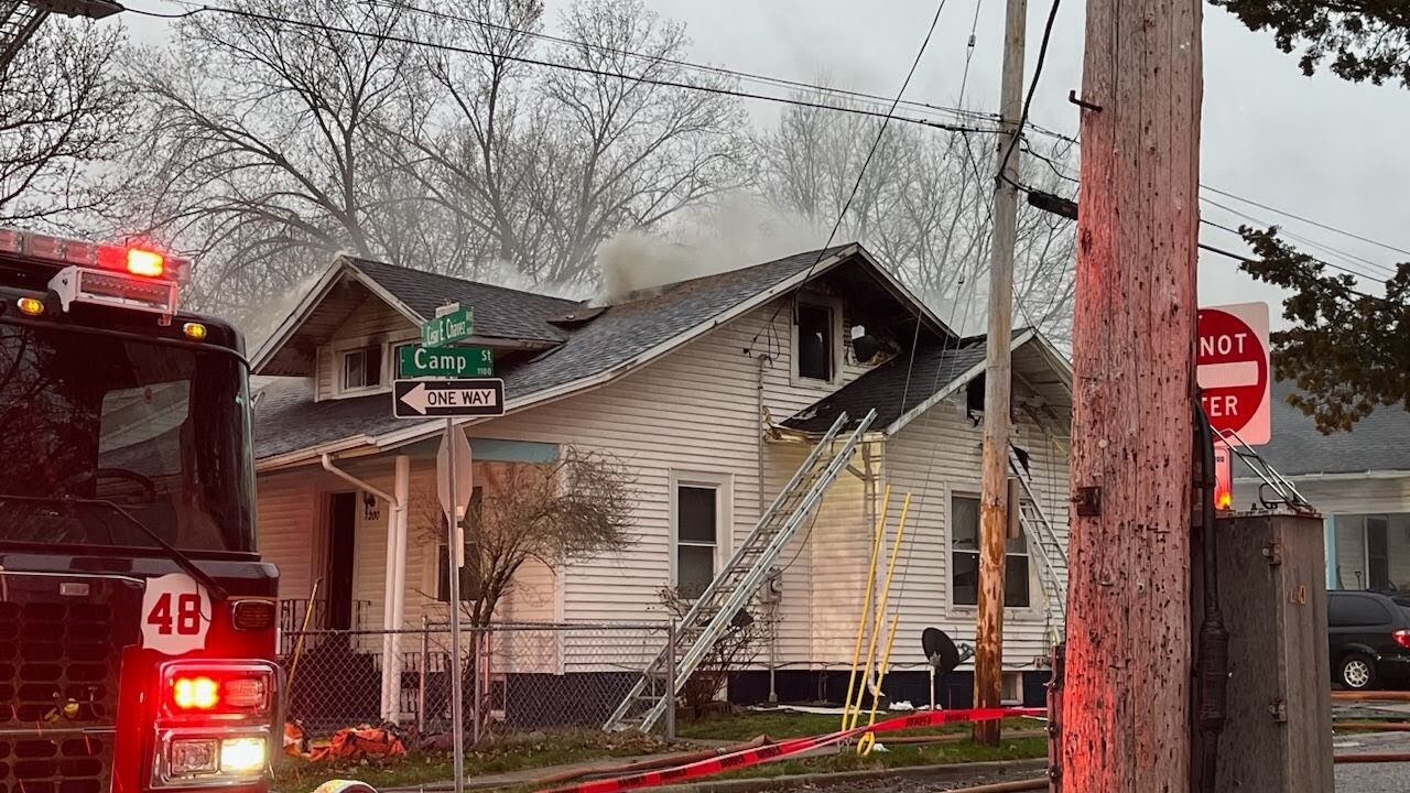 Lansing fire crews battle blaze on E Cesar Chavez