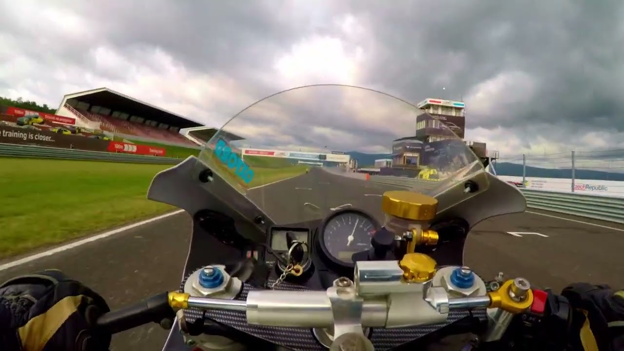 Yamaha R1 2001 on Most circuit